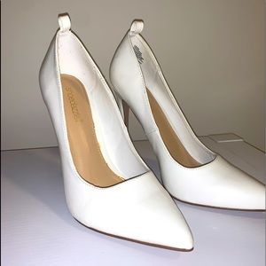 Shoe Dazzle White Pump Heels
